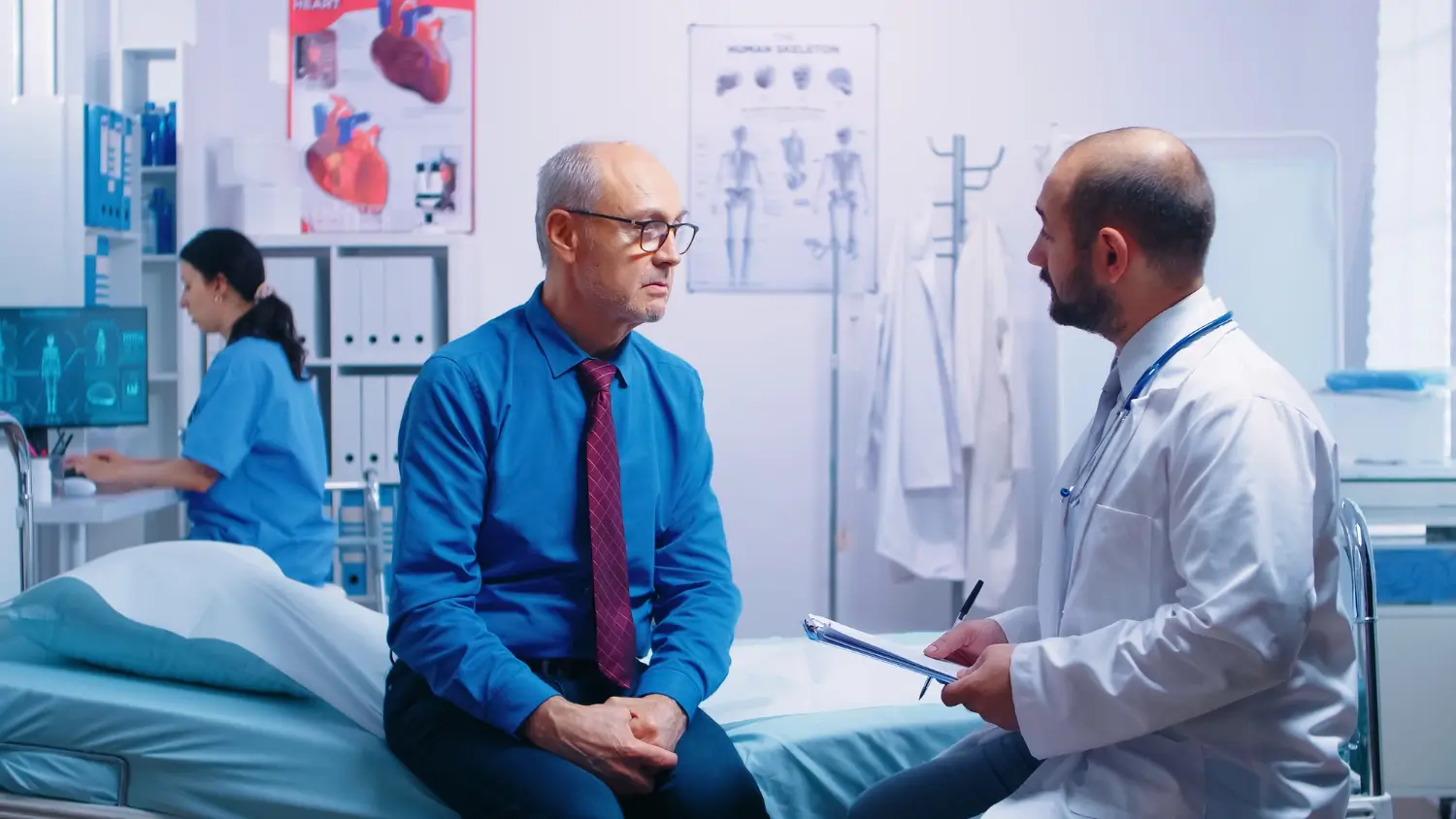 medico explicando para o paciente sobre o Holep, a Cirurgia Para Próstata Aumentada