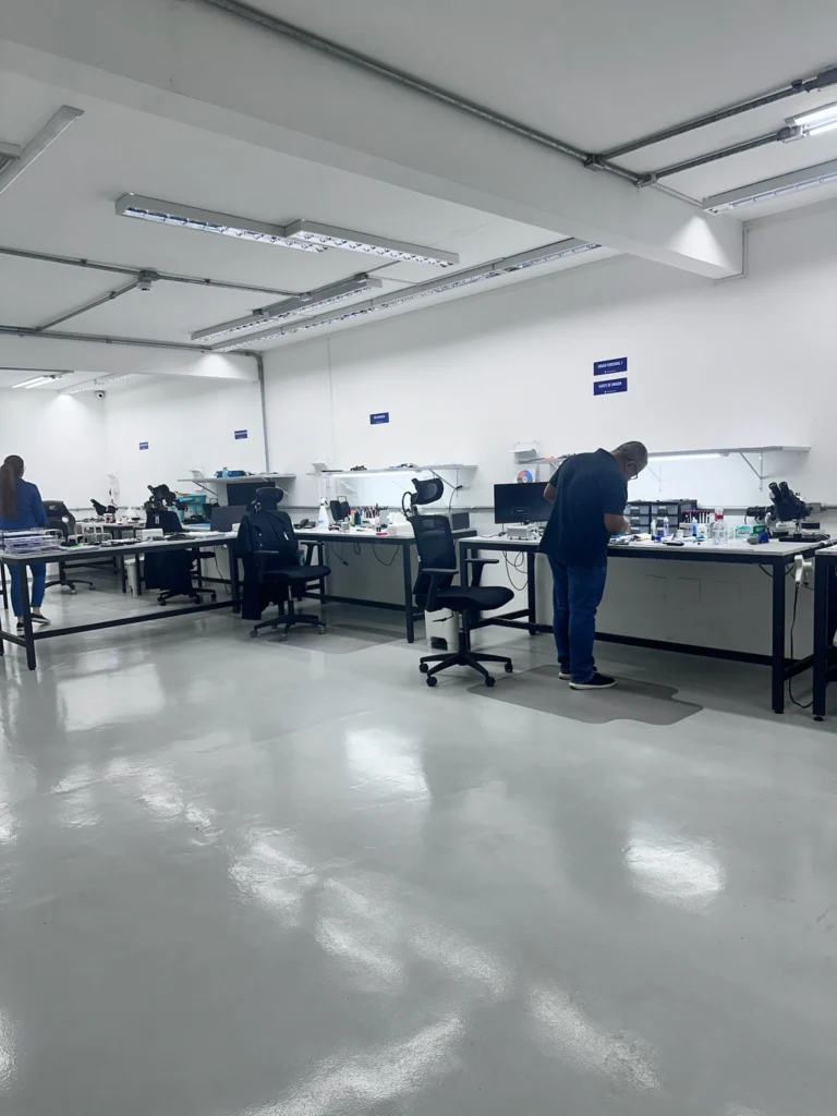 Profissionais da Endo Américas em laboratório técnico dedicado à produção de endoscópios, cistoscópios e ureteroscópios.
