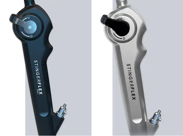 magem de dois modelos de Ureteroscópio Flexível Digital Stingerflex, destacando detalhes do design ergonômico e dos controles de deflexão.